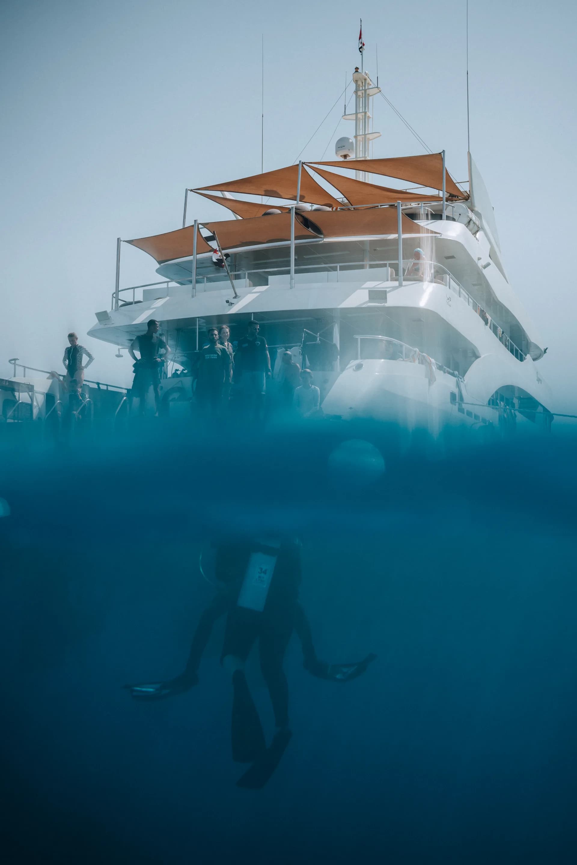 Яхта с поверхности моря